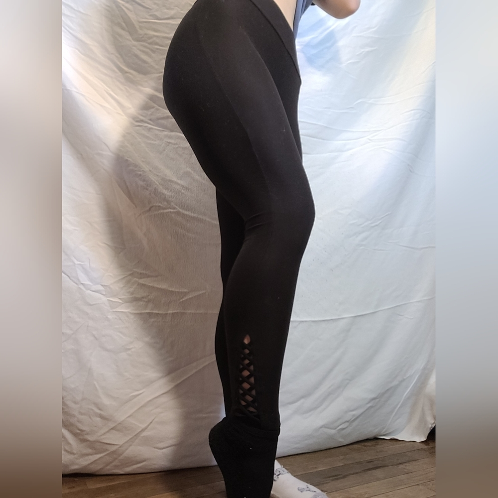 High-waisted black leggings, laced cuffs